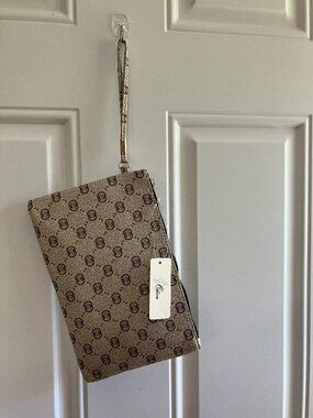 Woman's Odiva Make-up Bag-Tan
